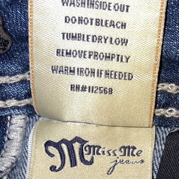 Miss Me Cropped Denim Blue Jeans Fleur de Lis Size 25 JP436g Women Teen Cute - Picture 7 of 8